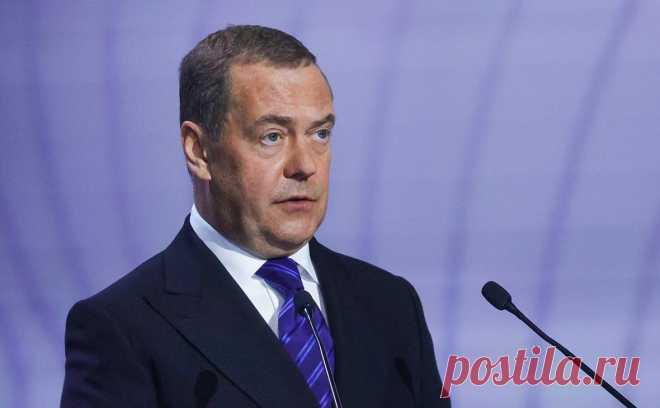 Медведев связал отказ Киева принять тела с нежеланием платить вдовам. Украинская сторона отказалась принять тела своих погибших военных из-за нежелания признать большое количество потерь и отказа платить вдовам солдат, заявил зампред Совбеза России Дмитрий Медведев.