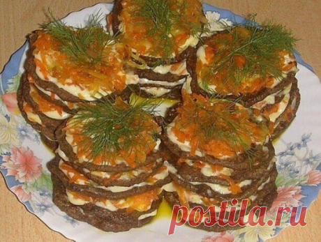 ПЕЧЁНОЧНЫЕ МИНИ-ТОРТИКИ
Вкус детства!
Ингредиенты:
Печень куриная (или любая другая ) — 500 г
Молоко — 0,5 стакана
Яйца куриные — 2 шт.
Мука пшеничная — 100 г
Разрыхлитель — 0,5 ч. л.
Соль, перец по вкусу
Растительное масло в тесто — 2 ст. л.
Начинка:
Лук — 2 шт.
Морковь — 1–2 шт.
Соль, перец по вкусу
Майонез — 200 г
Чеснок — 3 зубчика
Сыр твердый — 200 г
Приготовление:
1. Приготовим тесто для печеночных блинов. Я измельчаю печень в комбайне, добавляю остальные продукты и ...