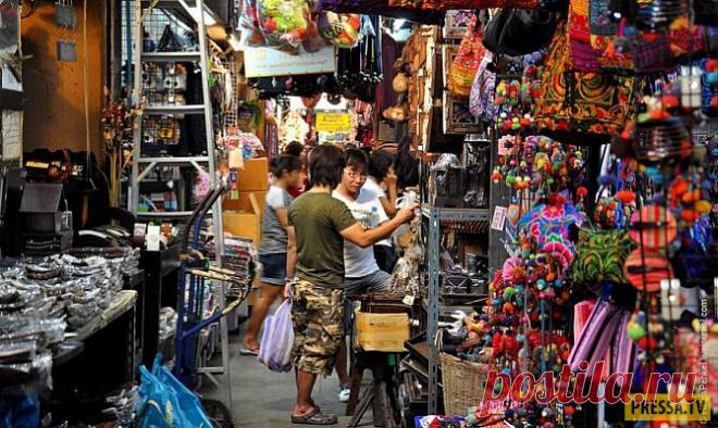 Бангкок, такой Бангкок… | Чёрт побери 1) На каждом шагу вам предлагают такси, массаж, фрукты и гостиницы. Скоро появляется ощущение, что отвалится голова от бесконечного отрицательного мотания в ответ на вопросы. Некоторым надо повторить три раза. Вы понимаете людей, купивших футболку с надписью - No, I don`t want your fucking touk touk, hotel and massage. Thank you very much. 2) Вы ощущаете наркотическую зависимость от тайской еды - в частности, от супов том ям и том кха ...