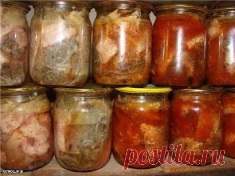 Рыбные консервы.  

 Ингредиенты:

- 1 кг свежей рыбы;

- 4 головки репчатого лука;

- 3 большие моркови;

- 500 г спелых помидоров или 250 г томатной пасты;

- чайная ложка сельдерея;

- чайная ложка соли;

- щепотка черного молотого перца;

- 5 штук лаврового листа;

- 6 горошин душистого перца;

- растительное масло 1 стакан.