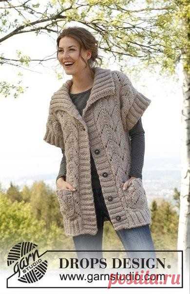 Вязаный спицами теплый жакет с ажурным узором из толстой пряжи

Размер(ы): S - M - L - XL - XXL - XXXL
Вам потребуется: 800-900-1000-1100-1200-1300 гр. пряжи DROPS ANDES (65% шерсть, 35% альпака; 100 гр. ~96 м.), круговые спицы (80 см.) №8 и №7 для резинки, 6-6-6-6-7-7 пуговиц.
Плотность вязания: 11 п. x 15 р. лиц. гладью = 10 x 10 см.

Платочная вязка (прямыми рядами): Все ряды вязать лицевыми. 1 рубчик = 2 ряда.
Узор: см. диаграмму А.1 для вашего размера.

перед и спинка...