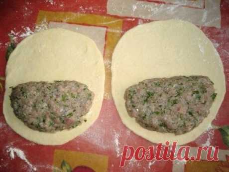 Чебуреки домашние

Это самый простой и вкусный рецепт чебуреков, который я когда-либо пробовала!

Вам потребуется:
-Молоко коровье 2 ст.
-Мука сколько возьмет (сколько возьмет, это значит ровно столько, чтобы тесто стало гладким, и переставало от рук отлипать. А не пишу сколько точно, потому что это зависит от самой муки.)
-Фарш 0,5-1 кг
-Лук репчатый 1 шт.
-Укроп 2 пучка
-Соль чуть-чуть

Как готовить:
1. В муку влить горячее молоко, замесить тесто. Приготовить начинку: пе...