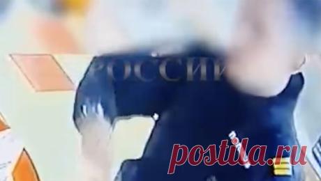 В Забайкалье задержали "полицейского", который хотел заправиться без очереди. Мужчина переоделся в полицейскую форму, чтобы без очереди заправиться на АЗС в Забайкальском крае. Об этом пишет Telegram-канал Baza. Случай произошел на заправке в Краснокаменске. По информации канала, 21-летний молодой человек в форме ...