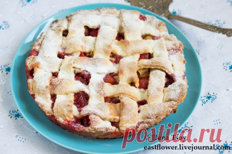 Пирог с клубникой и ревенем