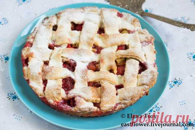 Пирог с клубникой и ревенем