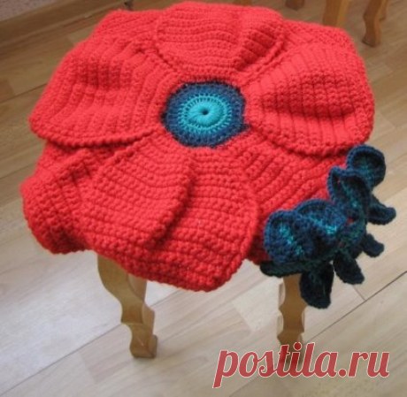 Оригинальная подушка-сидушка в виде цветка
Вязание крючком 
Материалы: 
на одну сидушку необходимо около 3 мотков пряжи Ализе Суперлана Макси(темно-красная) или ЯрнАрт Мерино Балки(алая) , немного Семеновской (темно-зеленая), совсем немного хлопока (светло-зеленый) и фактурной пряжи «Кристалл»(черная).
1р Светло-зеленой пряжей крючком №4 наберите 4возд.п. и сомкните в кольцо 
2р в центр кольца 30сбн 
3р Переход на темно-зеленую пряжу 30сбн 
4р Переход на черную пряжу «Кристалл» 30сбн
Далее иде