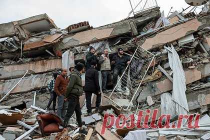 Российская семья с малолетними детьми оказалась под завалами в Турции. Российская пара с двумя малолетними детьми оказалась под завалами жилого дома в Турции после землетрясения. Уточняется, что речь идет о супругах с двумя сыновьями, которым 2,5 и 4 года. По словам знакомых семьи, россияне находятся внутри разрушенного здания в городе Хатай на юге страны уже двое суток.