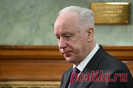 Бастрыкин поручил возбудить дело из-за поведения вожатой в лагере в Крыму. Председатель Следственного комитета России (СКР) Александр Бастрыкин поручил возбудить дело в отношении вожатой, оскорблявшей воспитанников лагеря в Крыму и применявшей физическое насилие к ним. Глава СКР поручил также доложить ему о первоначально установленных обстоятельствах дела.