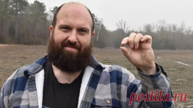 Турист нашел в парке бриллиант весом 7,46 карата. Турист из Франции нашел в парке в США бриллиант весом 7,46 карата, пишет New York Post. Как рассказал Жюльен Навас из Парижа, он приехал в США, чтобы посмотреть на запуск ракеты во Флориде. Во время поездки мужчина узнал про парк ...