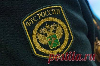 В Санкт-Петербурге в бананах из Бельгии нашли более 100 килограммов кокаина. В Санкт-Петербурге таможенники предотвратили два факта контрабанды кокаина общим весом более 100 килограммов. Они обнаружили 100 идентичных брикетов в полимерной пленке коричневого цвета в контейнерах с бананами, прибывших на судах из Бельгии. Брикеты с запрещенными веществами были спрятаны.