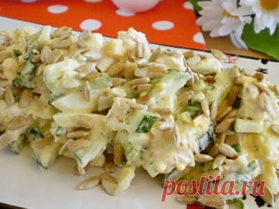Салат с курицей и семечками