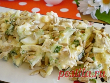 Салат с курицей и семечками