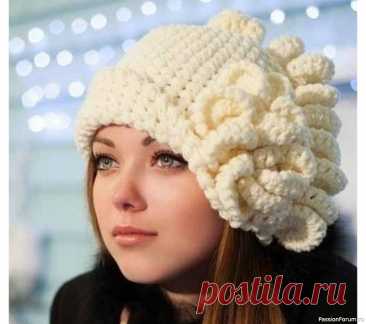 Шапочка "Парижанка". Описание | Вязаные крючком аксессуары Шапочка Парижанка - это очень элегантный и женственный головной убор, связанный крючком. Предложенная модель мастера Алы Design aloxa выполнена довольно простой и украшена декоративными завитками.Размер 56.Для вязания шапочки Вам потребуется• по 100 г белой и меланжевой пряжи (100 %, 220...