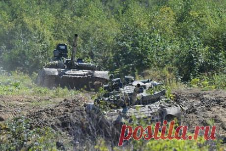 В Британии изучат подбитые российские танки из зоны СВО. Глава штаба обороны британских Вооруженных сил адмирал Тони Радакин сообщил, что несколько сбитых российских танков, уничтоженных в зоне проведения специальной военной операции, доставлены в Великобританию. Их передадут в научно-техническую лабораторию, расположенную на территории технопарка Портон-Даун.