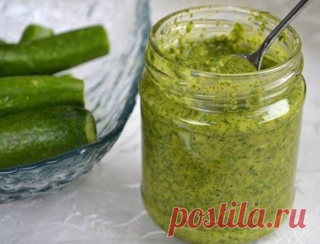 УКРОПНЫЙ СОУС 
 
Супер добавка для многих блюд! 
 
Зелень для любого блюда - своеобразная изюминка, а укроп - ароматный, свежий, вкусный! Предлагаем вам приготовить укропный соус, который можно оставить на зиму и пользоваться свежайшей зеленью даже в холода и морозы. 
 
Ингредиенты: 
укроп - 1 пучок (большой) 
чеснок - 1 головка 
лимонная цедра - пол чайной ложки 
лимонный сок - с 1 лимона 
масло оливковое - 100 грамм 
соль 
 
Приготовление: 
 
Нарезаем укропчик и смешиваем с остальными продукта