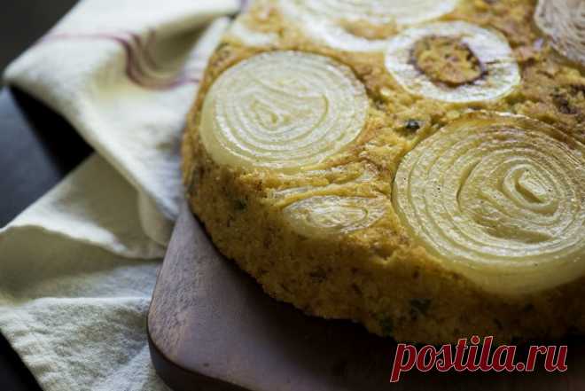 Ароматный кукурузный пирог-перевертыш с луком. Вкусно невероятно!
