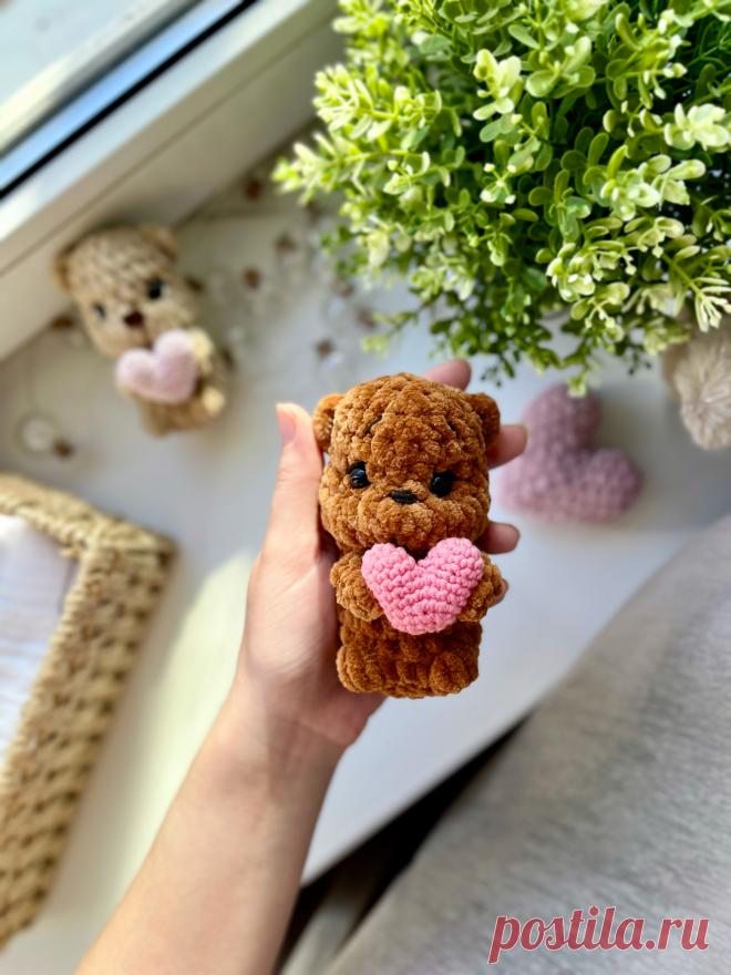PDF Мишка с сердечком крючком. FREE crochet Аmigurumi animal patterns. Амигуруми схемы и описания на русском. Вязаные игрушки и поделки своими руками #amimore - медведь из плюшевой пряжи, плюшевый медвежонок ко дню Святого Валентина, маленький мишка с сердцем.