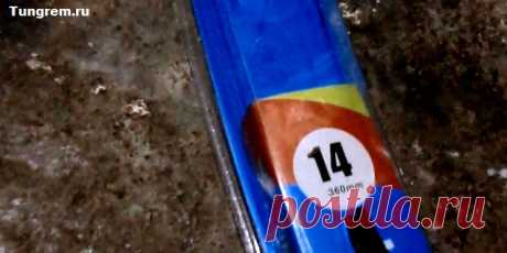 Снятие и замена заднего дворника Лада Калина
Процедура замены задних щёток на Lada Kalina очень проста и по времени занимает 5 минут. Нужно всего лишь поднять дворник, и повернуть так чтобы он стал перпендикулярен рычагу дворника. Слегка надавливая вниз нужно снять его. Также нужно знать при покупке размер заднего дворника который составляет 360 миллиметров, или же 36 сантиметров.