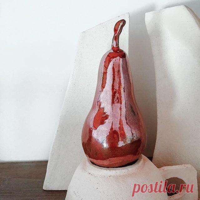 Сейчас приходится некоторую часть времени работать с пластилином 😍😵
Когда сталкиваешься со скульптурами, которые необходимо сделать в большом количестве, то прибегаешь к литью из жидкой глины в гипсовые формы. Чтобы была форма необходимого тебе изделия, его нужно слепить сначала из пластилина
Это тоже очень интересный процесс, потому что необходимо стилизовать скульптуру для жидкой глиняной массы, так как некоторые, например, ее острые части в обжиге могут просто не выжи...