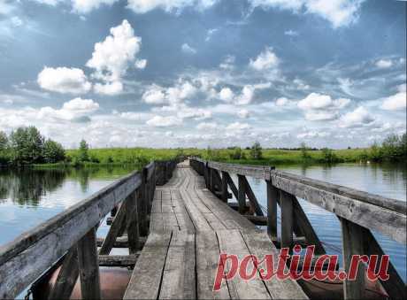 По мосту...