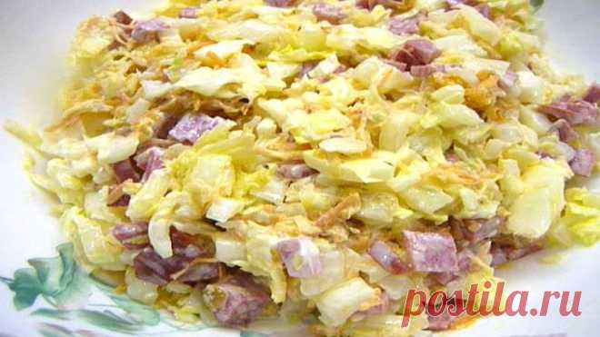 Казалось бы ничего особенного, но кАк вкусно! Салат из Пекинской капусты Понадобится для приготовления:Пекинская капустаКолбаса п/кЛукМорковьРастительное масло для обжаркиМайонезСольКоличество продуктов на ваше усмотрение
