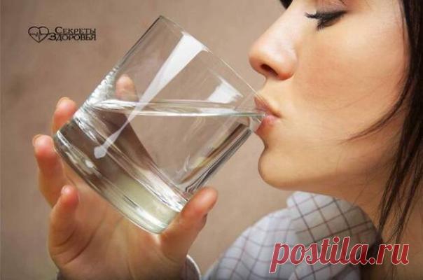 Чистим организм за один день! Этап №1.Весь день пьем очищенную или талую воду. Можно добавить в воду лимонный сок и мед. Выпивайте стакан чистой воды перед каждым приемом пищи.Этап №2Покупаем в аптеке Расторопшу – это растение, ко…