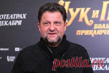 Сыгравший дантиста актер объяснил свое отсутствие в продолжении «Папиных дочек». Александр Самойленко, известный по роли дантиста Андрея Антонова в сериале «Папины дочки», рассказал, почему он не будет участвовать в продолжении шоу. По его словам, продюсеры не связались с ним после того, как предложили вернуться в проект. Актер отметил, что не обижается на режиссера Александра Жигалкина.