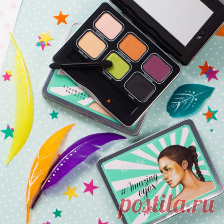 Летнее вдохновение: паллета #BeautyBox

Новая палитра теней для век – трогательно теплая и непредсказуемая, как летние каникулы. Оттенки, которых вы ещё не видели, и сочетания, о которых даже не догадывались! 

Вариант 1. САХАРНАЯ ВАТА
Нежно-розовый оттенок Candyfloss нанеси на всё подвижное веко и невысоко под бровь, а глубокий сливовый (Plum Sorbet) – во внешний уголок глаза. 

Вариант 2. ГРУШЕВОЕ СУФЛЕ
Матовый Waffle Cone (цвет свежего вафельного рожка!) нанеси во внутр...