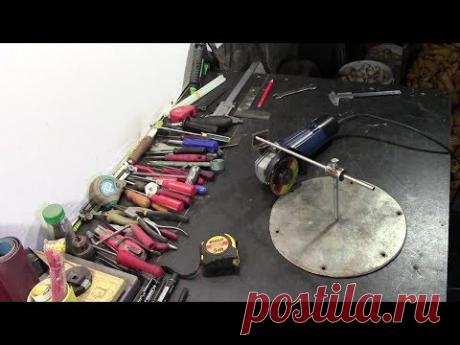 Простейшее , самодельное приспособление , для резки болгаркой идеальных кругов из металла.