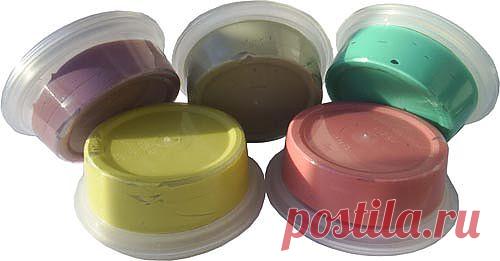 ООО АлмазМаркет предлагает пасты алмазные и эльборовые, предназначеные для доводки и полирования черных и цветных металлов, сплавов, неметаллических материалов. Алмазные пасты оказывают на обрабатываемую поверхность химическое и механическое воздействие. Они образуют тонкодисперсные эмульсии, способствующие более равномерному распределению алмаза в рабочей зоне. В состав паст входят поверхностно-активные вещества, которые облегчают промывку деталей и выводят из зоны обработки легковоспламеняющие