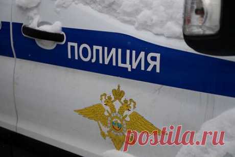 Отец рассказал о найденной мертвой в 400 километрах от дома 17-летней россиянке. Отец 17-летней девушки, которую нашли мертвой под окнами 16-этажки в столице Хакасии Абакане, рассказал о дочери. Его слова приводит KP.RU. «Ни с кем у нее конфликтов не было. Обычная девочка, в школе хорошо училась, со всеми ладила, я сам ничего не знаю еще толком», — сказал мужчина.