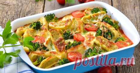 Im Herbst steigt unsere Lust auf deftige Aufläufe, ewig am Herd stehen wollen wir aber nicht. Unser deftiges Herbstgratin gelingt mit einer Fertigpackung Maultaschen und frischem Gemüse