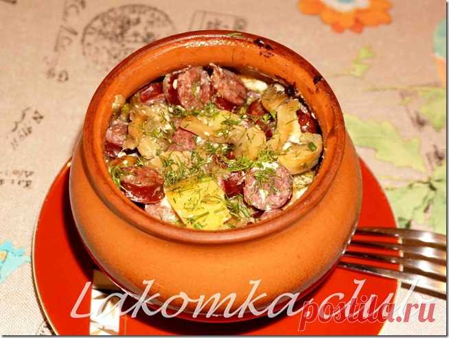 Охотничьи колбаски с картофелем в горшочках