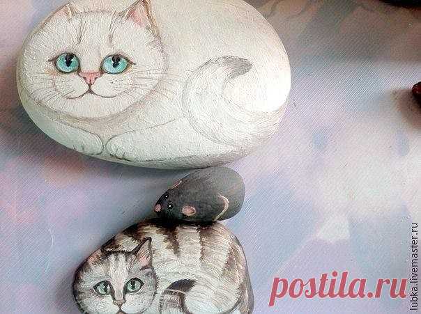 ​Котики на камушках