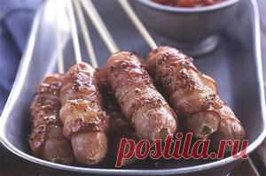 Сосиски в беконе на шпажках