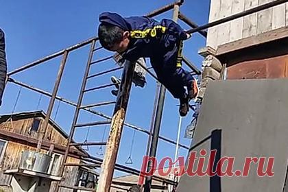 Шестилетний россиянин 320 раз выполнил подъем-переворот на турнике. В Башкирии шестилетний Ислам Зайнетдинов из Миякинского района установил спортивный рекорд. Он 320 раз выполнил упражнение подъем-переворот на турнике за 1 час 27 минут. Отмечается, что спортсмен завершил упражнение, только когда стер мозоль на руках. На тренировках ему удавалось сделать подъем-переворот 200 раз.