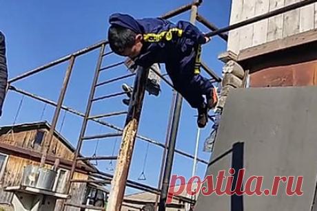 Шестилетний россиянин 320 раз выполнил подъем-переворот на турнике. В Башкирии шестилетний Ислам Зайнетдинов из Миякинского района установил спортивный рекорд. Он 320 раз выполнил упражнение подъем-переворот на турнике за 1 час 27 минут. Отмечается, что спортсмен завершил упражнение, только когда стер мозоль на руках. На тренировках ему удавалось сделать подъем-переворот 200 раз.