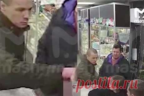 Вооруженный ножницами москвич погладил ухо незнакомой девочки и попал на видео. В одном из салонов связи московского района Бибирево мужчина, вооруженный ножницами, погладил ухо 14-летней девочки. Когда отец подростка возмутится происходящим, незнакомец начал угрожать ему ножницами, однако в результате скрылся. Сейчас приставшего к подростку москвича ищет полиция.