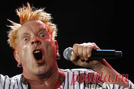 Поклонница лидера Sex Pistols Джонни Роттена проникла в его дом. Поклонница британского рок-музыканта и лидера группы Sex Pistols Джонни Роттена проникла в его дом. Около месяца назад фанатка начала звонить артисту, а также бросать в его почтовый ящик письма. На этом преследования не закончились: она проникла на задний двор дома музыканта, где столкнулась с ним лицом к лицу.