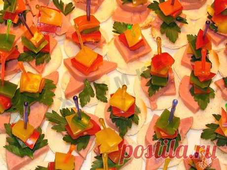 Канапе с ветчиной сыром и помидорами рецепт с фото - 1000.menu