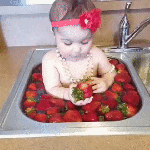 Клеопатра принимала молочные ванны ,а я клубничные