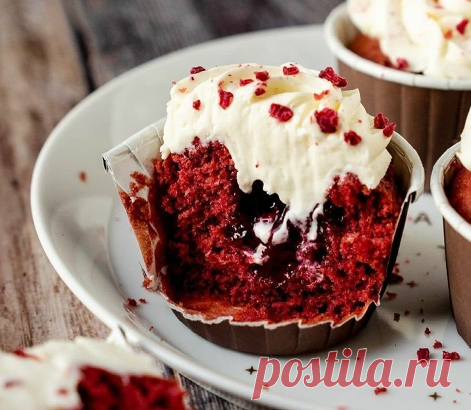 КАПКЕЙКИ С ВИШНЕЙ
на 26 капов:
Тесто:
4 яйца 300 г сахара 240 г растительного масла 300 г ряженки 450 г муки 2 ч.л разрыхлителя
1 ч.л соды 1/2 ч.л соли 1 ст.л какао Красный краситель
Начинка:
350 г вишни 50 г сахара 20 г крахмала 20 г воды
Крем:
600 г творожного сыра 100 г сахарной пудры Ваниль 120 г сливок 33%