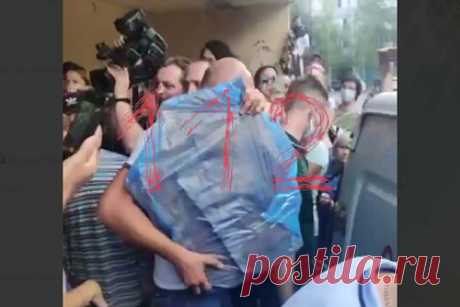Предполагаемый убийца девочки в Тюмени отказался проходить полиграф. Предполагаемый убийца 8-летней девочки в Тюмени отказался проходить полиграф. Он задержан на 48 часов, сейчас его допрашивают следователи. Стражи порядка провели обыски в более чем 20 квартирах пансионата, в котором проживал предполагаемый убийца. Служебная собака взяла след в помещение, входную дверь вскрыли.