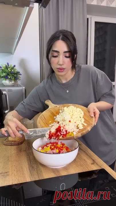 Очень часто готовлю такие куриные рубленные котлетки, они получаются безумно сочные , нежные 🤌Подавать можно с любым гарниром, будь то это пюре, рис, макаро...