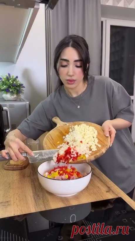 Очень часто готовлю такие куриные рубленные котлетки, они получаются безумно сочные , нежные 🤌Подавать можно с любым гарниром, будь то это пюре, рис, макаро...