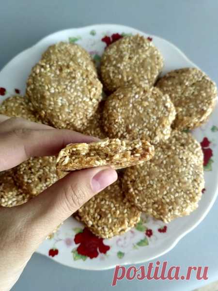 Печенье «Кунжутный рай» - Пир во время езды Испекла такое печенье внучке на день рождение, хотела побаловать внучку и её гостей вкусненьким. Но знаю, что у неё есть подружка с аллергией на глютен, долго изучала что это такое и как быть. Выход — использовать рисовую муку. Ещё много читала про пользу кокосового масла, но его не везде можно найти, хотя сейчас в больших …