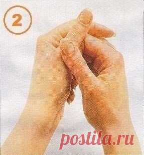 2. Боль в спине. Большим пальцем правой руки с сильным нажимом проведите вдоль всего большого пальца левой руки, начиная от самого основания и заканчивая кончиком ногтя. Эта часть кисти соотносится с позвоночником. Массируя ее, вы помогаете снять напряжение и расслабить мышцы, поддерживающие позвоночник. По очереди на обеих руках несколько раз сделайте массаж этого отдела, найдите точку солнечного сплетения и нежно помассируйте ее. Это поможет снять напряжение со спины и всего тела.