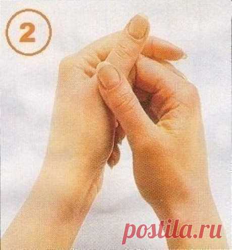 2. Боль в спине. Большим пальцем правой руки с сильным нажимом проведите вдоль всего большого пальца левой руки, начиная от самого основания и заканчивая кончиком ногтя. Эта часть кисти соотносится с позвоночником. Массируя ее, вы помогаете снять напряжение и расслабить мышцы, поддерживающие позвоночник. По очереди на обеих руках несколько раз сделайте массаж этого отдела, найдите точку солнечного сплетения и нежно помассируйте ее. Это поможет снять напряжение со спины и всего тела.