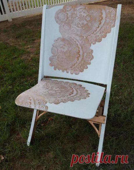 Мастерица делает декупаж с помощью шторы и баллончика. Выглядит потрясающе