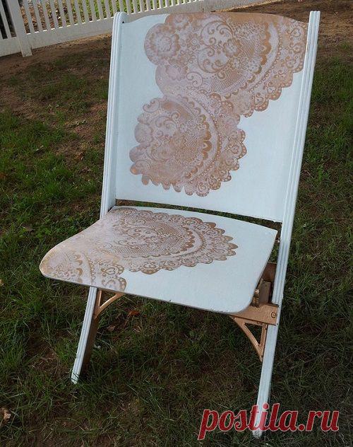 Мастерица делает декупаж с помощью шторы и баллончика. Выглядит потрясающе